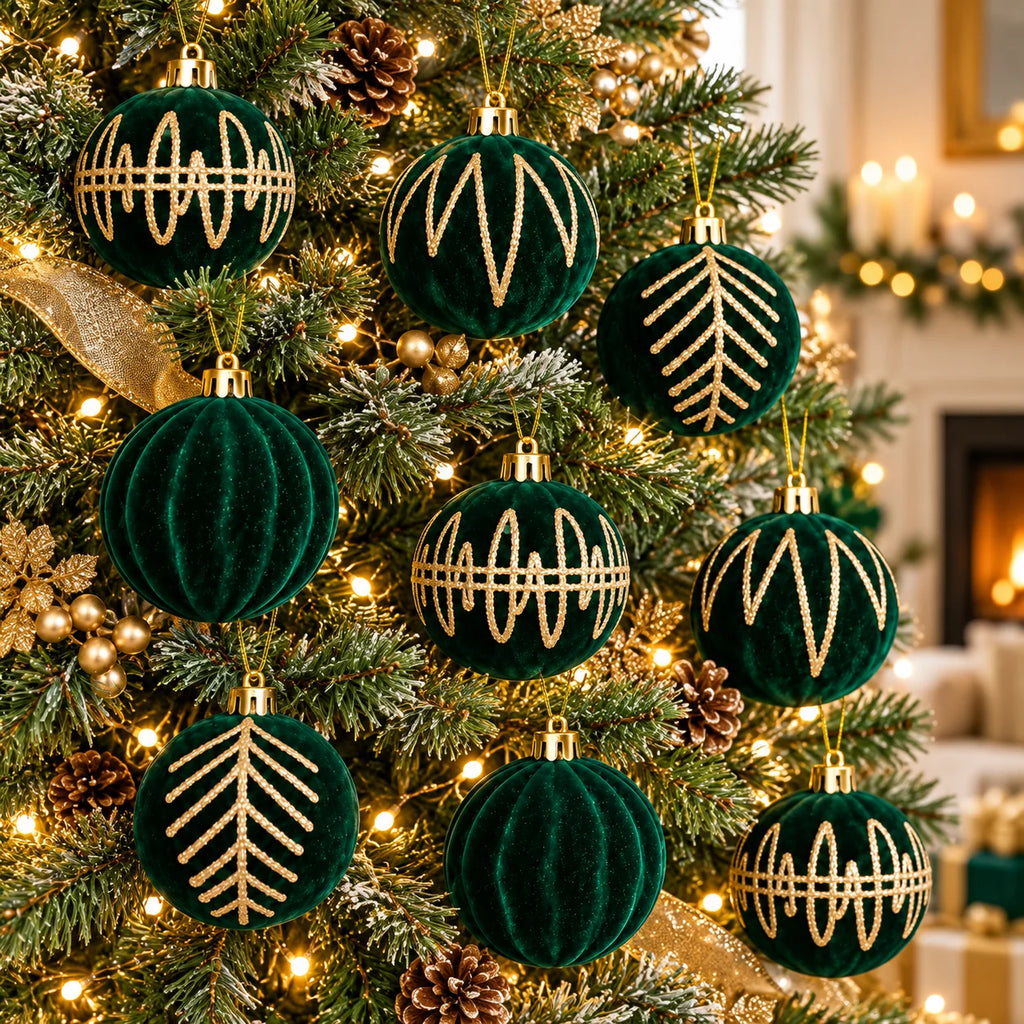 Conjunto de 12 Bolas de Natal em Veludo Verde Esmeralda e Dourado - 6 cm