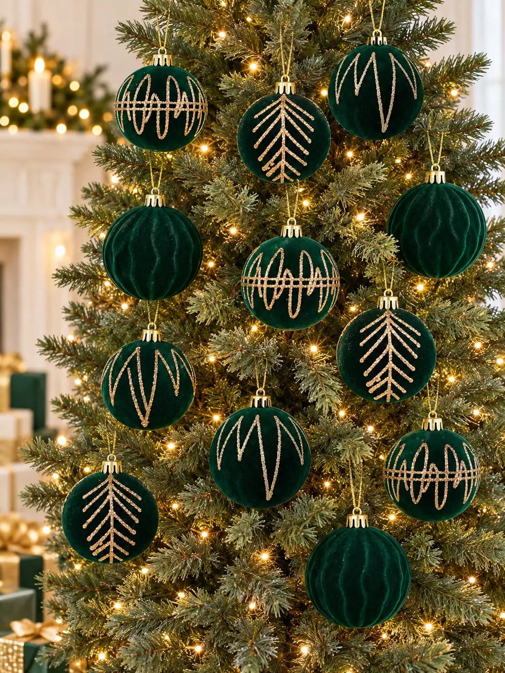 Conjunto de 12 Bolas de Natal em Veludo Verde Esmeralda e Dourado - 6 cm